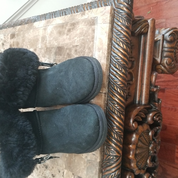Used black UGG boot, Size 6 - Picture 4 of 9